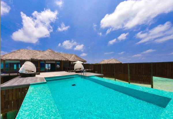 房型内部设施图片参考，如无边泳池与电视及音响， 日落水上别墅-Sunset Water Villa maldievs(港丽|希尔顿·康莱德 Conrad Maldives Rangali) 